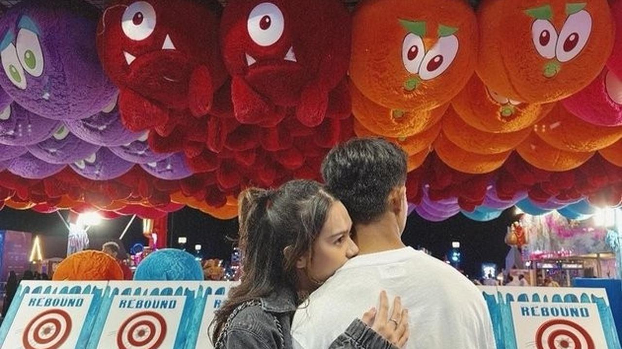 Pratama Arhan menyebut bahwa Azizah dan Salim diduga sering bertukar chat romantis, lengkap dengan emotikon hati dan berbagai simbol lainnya.<br>
