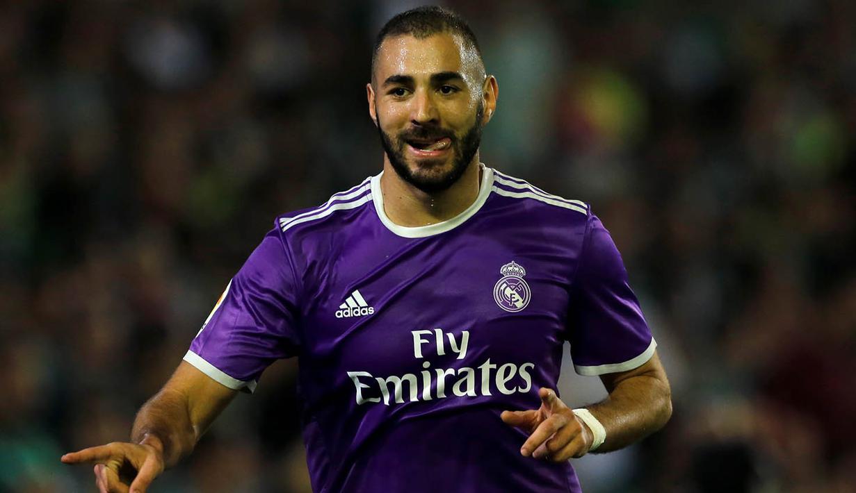 Striker Real Madrid, Karim Benzema, merayakan gol yang dicetaknya ke gawang Real Betis pada laga La Liga di Stadion Benito Vilamarin, Seville, Minggu (15/10/2016). Madrid menang 6-1 atas Betis. (Reuters/Marcelo Del Pozo)