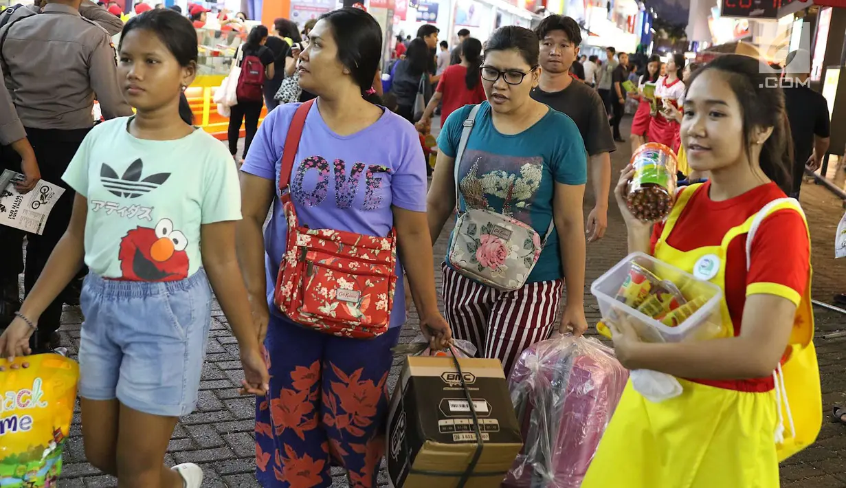 Pengunjung memadati area penyelenggaraan Jakarta Fair 2018 di JIExpo Kemayoran, Jakarta, Rabu (23/5). Jakarta Fair 2018 adalah ajang arena pameran dan hiburan terbesar se-Asia Tenggara. (Liputan6.com/Immanuel Antonius)