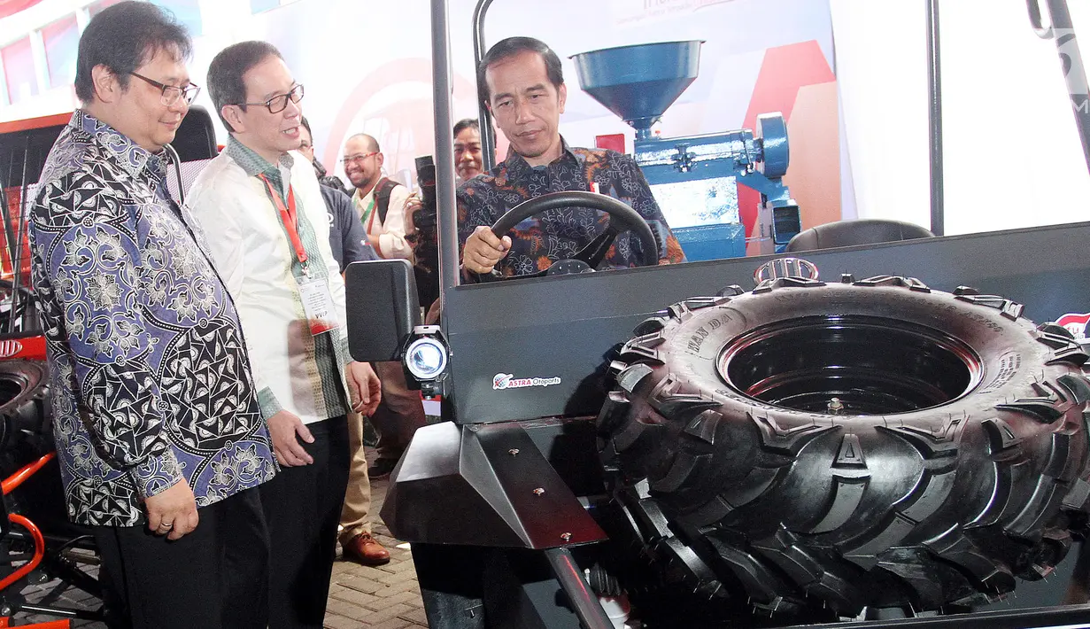 Presiden Jokowi didampingi Menteri Perindustrian Airlangga Hartanto dan Presiden Direktur Astra International Prijono Sugiarto ketika meninjau program pendidikan vokasi usai diluncurkan di Cikarang Pusat, Bekasi, Jumat (28/7). (Liputan6.com/Angga Yunani)