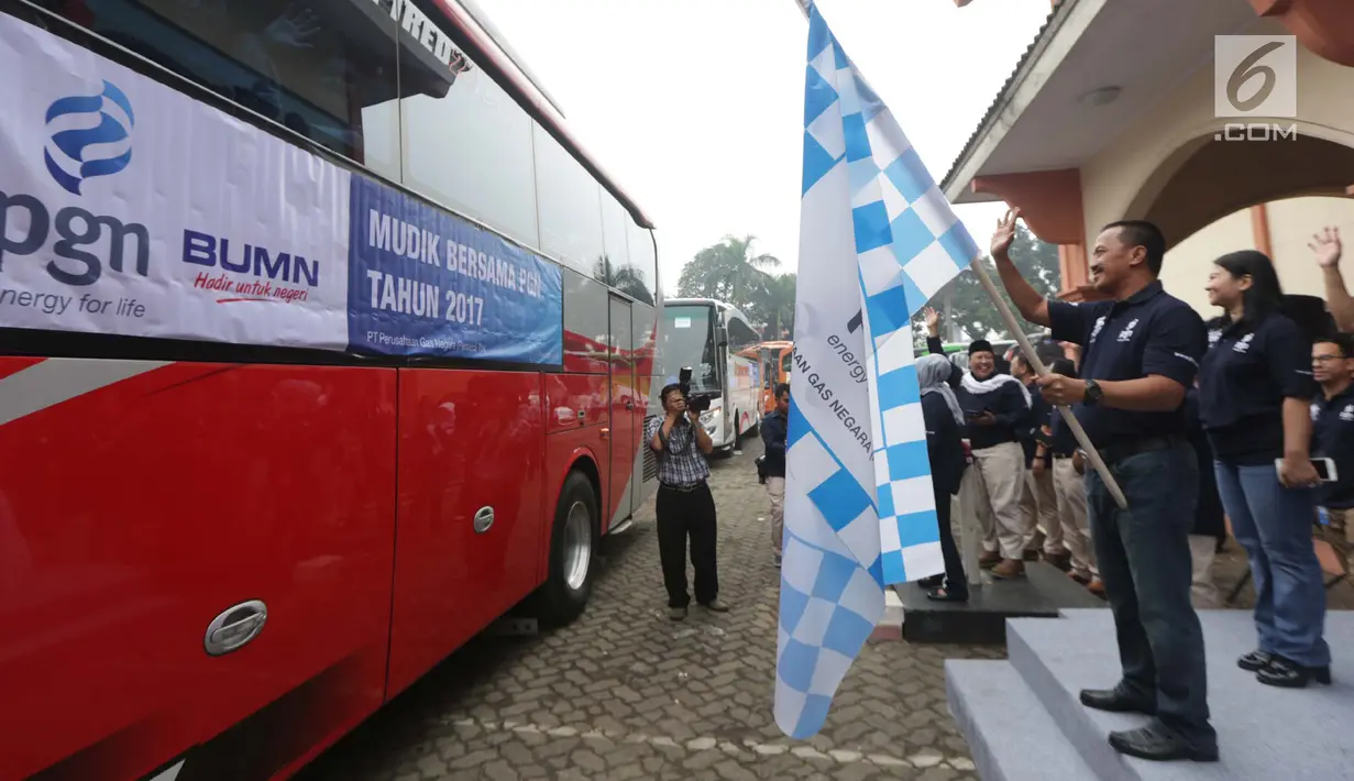 Dirut PT PGN Jobi Triananda Hasjim melepas peserta mudik tujuan Jawa Barat, Jawa Tengah, dan Jawa Timur di Lapangan Marinir  Cilandak KKO Jakarta, Kamis (22/6). Kegiatan mudik gratis kali ini, memberangkatkan 45 bus. (Liputan6.com/Pool)