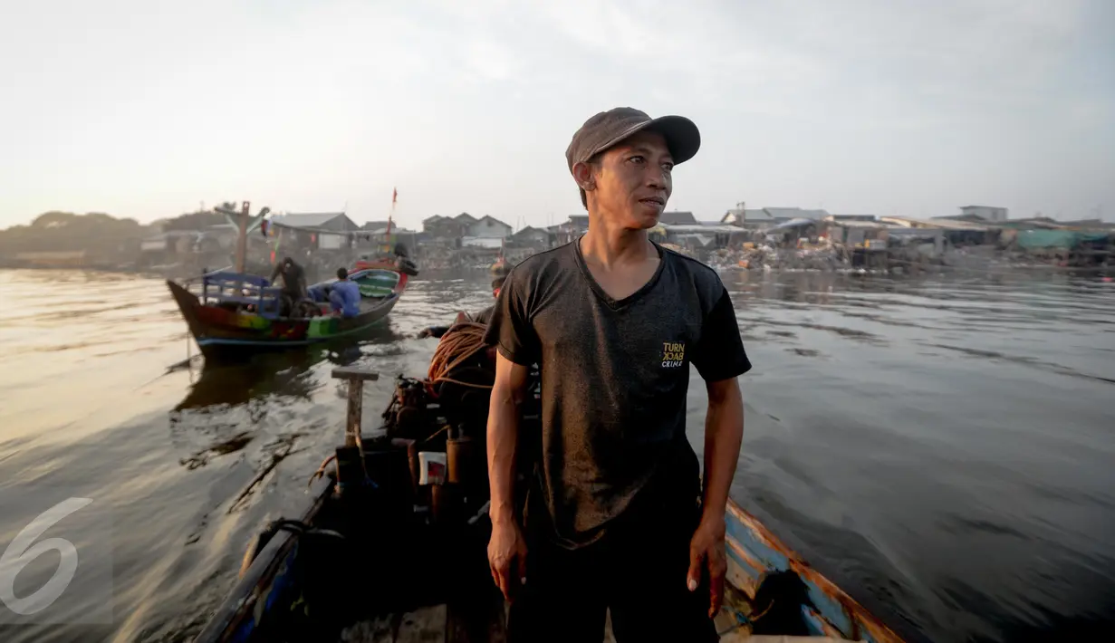 Supardi ditemani oleh ayahnya menuju lokasi Kerang Hijau di kawasan pesisir Cilincing, Jakarta, Jumat (17/6). Supardi mengaku sudah berkeluarga dan mempunyai 2 orang anak. (Liputan6.com/Faizal Fanani)
