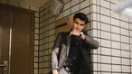 Bermain sinetron Dari Jendela SMP, pria yang kerap disapa Sam ini berperan sebagai Pak Yunus. Dalam penampilannya, ia pun tampil keren dengan setelan jas dan tampil kompak saat beradu akting dengan Natalie Zen yang sama-sama berperan sebagai guru. (Liputan6.com/IG/@samudra.taylor)