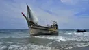 Kapal yang digunakan untuk mengangkut etnis Rohingya bersandar di pantai Indra Patra di desa Ladong, Provinsi Aceh, Indonesia, Minggu, 25 Desember 2022. Kapal yang membawa puluhan Muslim Rohingya mendarat di provinsi kayu paling utara pada Minggu (AP Photo/Rahmat Mirza)