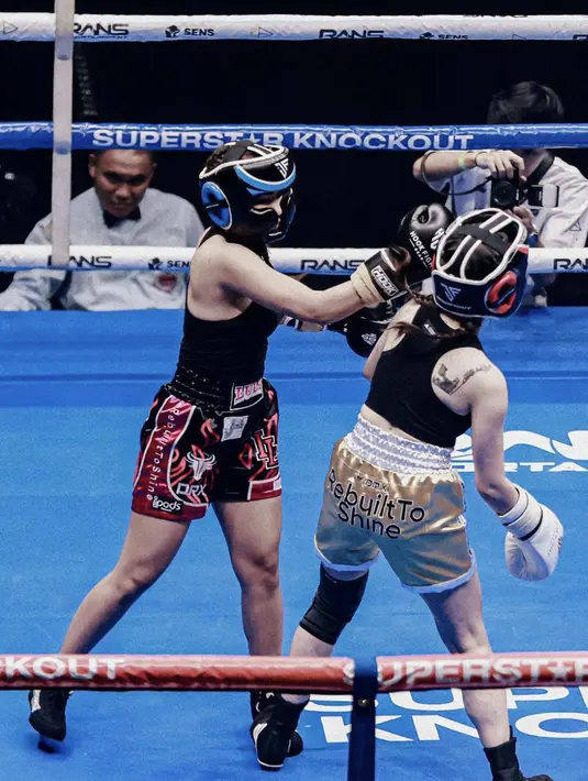 Baik Lula dan Zara tampak mengenakan atasan hitam dnegan paduan celana boxing yang berbeda. Lula dominan dengan warna merah, sedangkan Zara dominan dengan nuansa emas.  [Foto: Instagram/ Lula Lahfah]