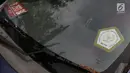 Tumpukan dedaunan kering menempel di wiper kaca depan salah satu mobil dinas yang terparkir di area belakang Gedung DPR/MPR, Jakarta, Selasa (5/12). Belum ada kejelasan terkait nasib mobil-mobil serta bus dinas tersebut. (Liputan6.com/Johan Tallo)