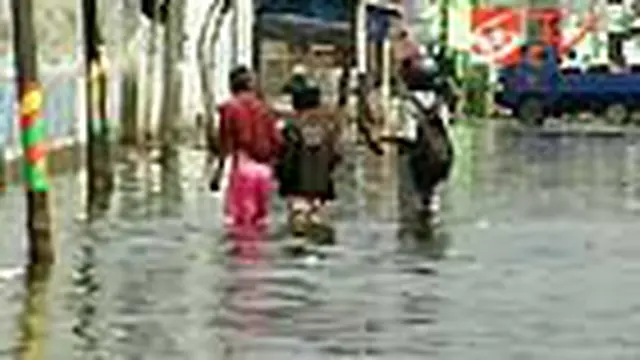 Ancaman banjir air pasang membayangi warga di sejumlah tempat di Kawasan Penjaringan, Jakut menyusul jebolnya tanggul milik PT Pelabuhan Indonesia Dua. 