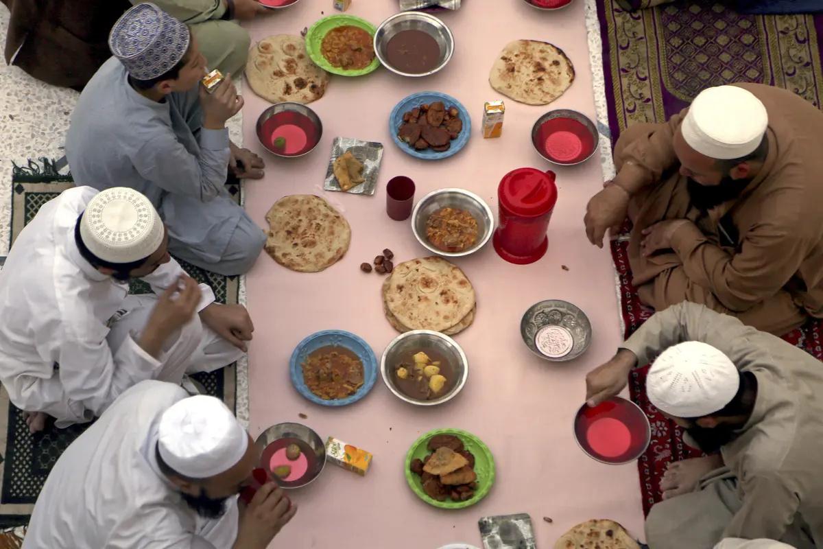 Potret Kebersamaan Umat Muslim Pakistan saat Buka Puasa