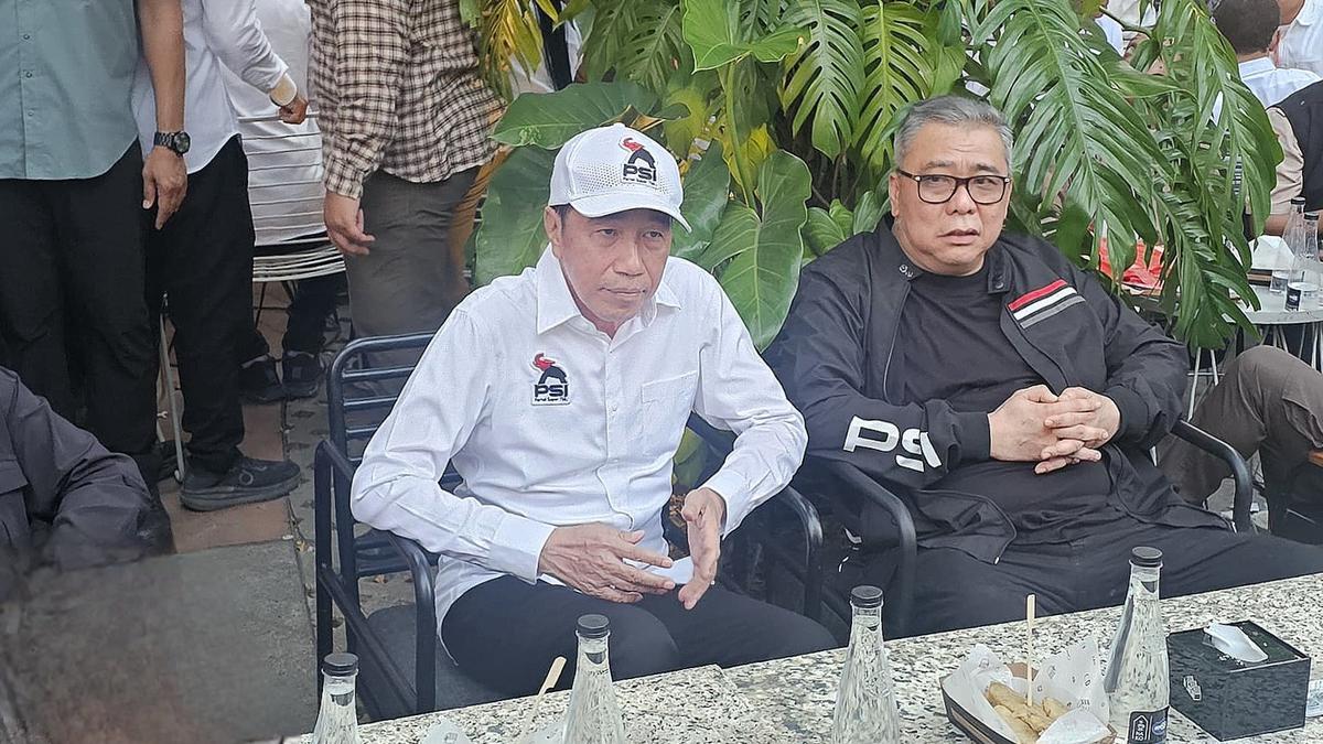 Jokowi Singgung Arti Baju PSI yang Dipakainya