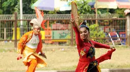 Para penari Indonesia akan tampil pada upacara penutupan Asian Games 2014 di Incheon, Korea Selatan, 4 Oktober mendatang. Tampak, sejumlah penari melakukan sesi latihan di Stadion GBK, Jakarta, (29/9/2014). (Liputan6.com/Helmi Fithriansyah)