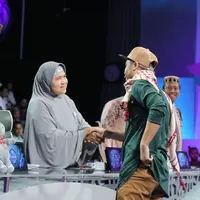 Haziq Kujeek harus angkat koper dari panggung Aksi Asia 2018. Ia memberikan Mama Dedeh boneka Bekantan (Adrian Putra/Bintang.com)