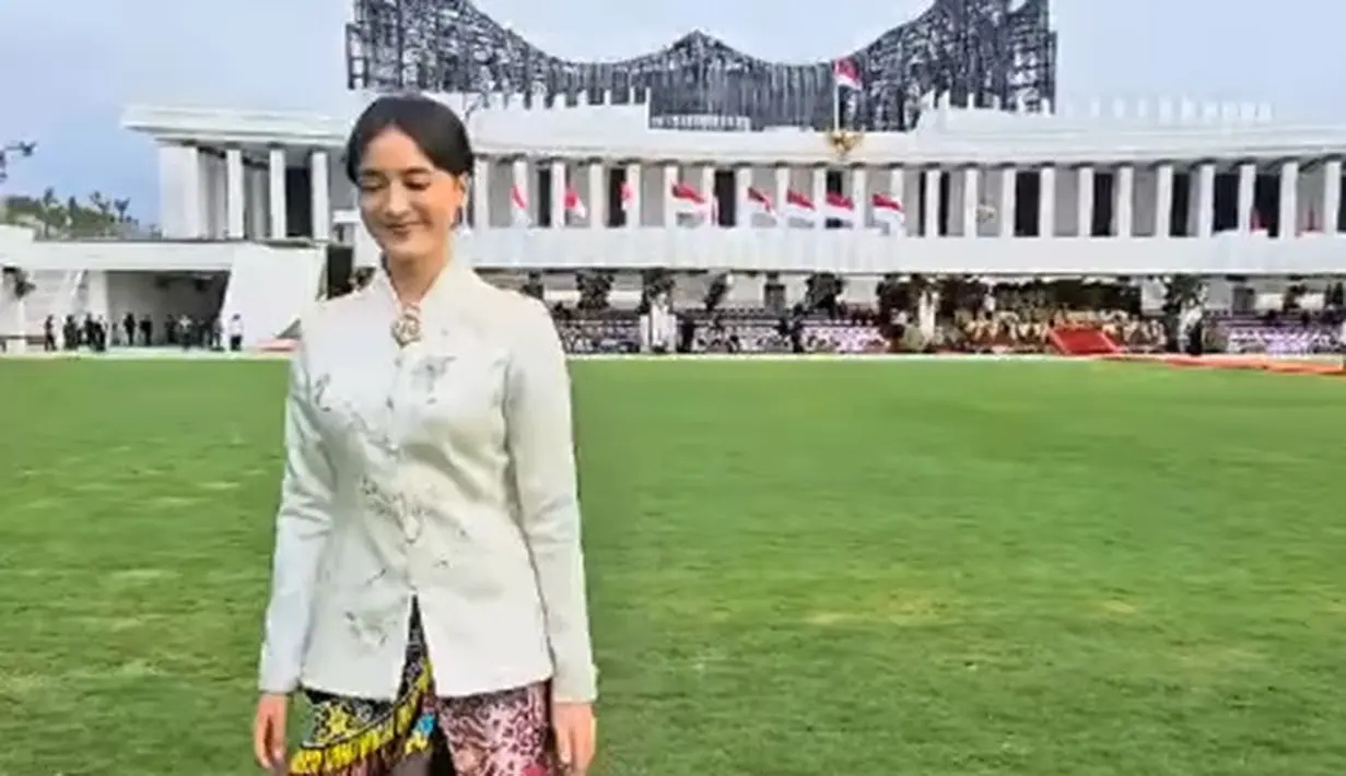 Mawar Eva de Jongh tampil penuh pesona dibalut kebaya janggan berwarna putih dengan detail payet dan bros emas di panel tengah. Penampilannya semakin sempurna dengan kain dari Suku Dayak sebagai rok. [Foto: Instagram/mawaries.official]