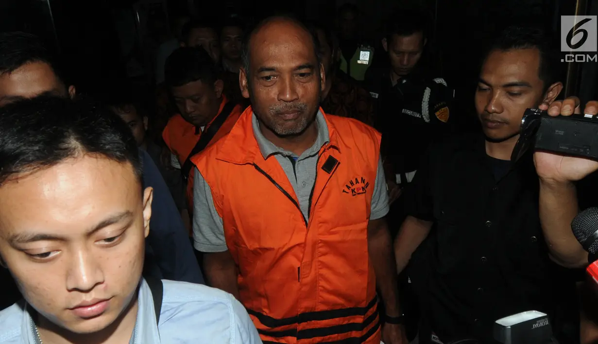 Deputi IV Kemenpora, Mulyana mengenakan rompi tahanan seusai menjalani pemeriksaan di gedung KPK, Jakarta, Kamis (20/12). KPK resmi menahan Mulyana setelah terjaring OTT terkait suap dana hibah dari Kemenpora ke KONI. (Merdeka.com/Dwi Narwoko)