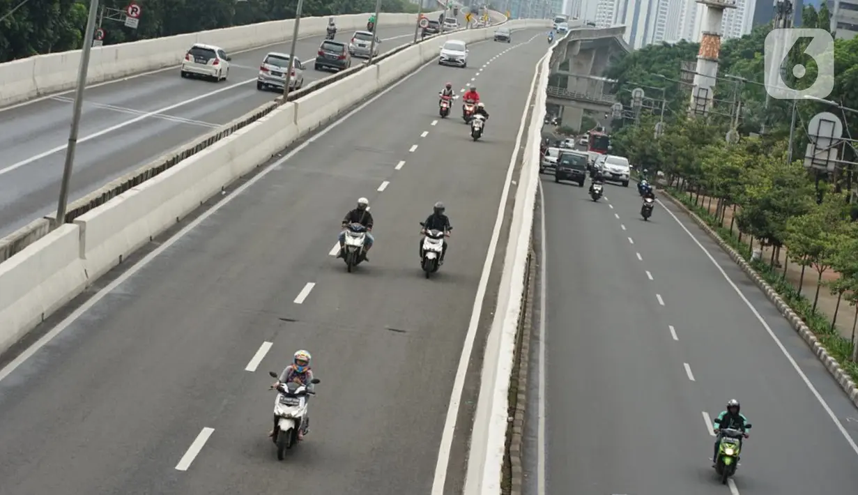 Pengendara sepeda motor melintasi Jalan Layang Non Tol (JLNT) Kampung Melayu-Tanah Abang, Jakarta, Kamis (12/3/2020). Ditlantas Polda Metro Jaya berencana menerapkan tilang elektronik atau electronic traffic law enforcement (ETLE) dalam waktu dekat di JLNT tersebut. (Liputan6.com/Immanuel Antonius)