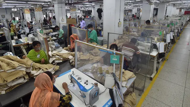 FOTO: Penerapan Protokol Kesehatan COVID-19 Buruh Pabrik di Bangladesh