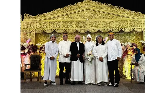 6 Potret Komika Hadiri Pernikahan Mamat Alkatiri dan Nafha Firah, Beri Pelukan Haru