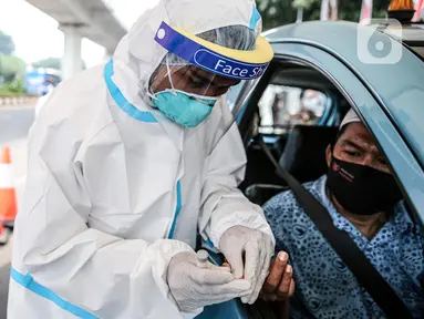 Pengemudi taksi mengikuti tes diagnostik cepat (rapid test) di depan gedung Kejaksaan Agung, Jakarta, Kamis (6/8/2020). Kejagung menggelar rapid test massal kepada warga yang melintas di kawasan itu guna memastikan kesehatannya dan mengantisipasi penyebaran COVID-19. (Liputan6.com/Faizal Fanani)
