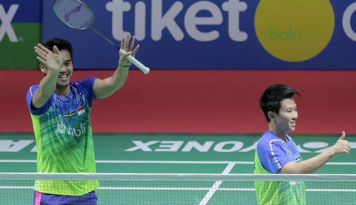 Tontowi Ahmad/Lilyana Natsir menyapa fans setelah mengalahkan pasangan China, Zhang Nan/Li Yinhui pada perempat final Indonesia Open 2018 di Istora Senayan, Jakarta, (6/6/2018). Tontowi/Liliyana menang 21-17, 21-14. (Bola.com/Nick Hanoatubun)