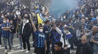 Suporter Inter Milan merayakan dan berteriak di alun-alun Piazza Duomo di depan katedral gotik setelah Inter Milan memenangkan gelar Serie A pertamanya dalam lebih dari satu dekade setelah tim urutan kedua Atalanta bermain imbang 1-1 di Sassuolo, di Milan, Italia (2/5/2021). (AP Photo/Luca Bruno)