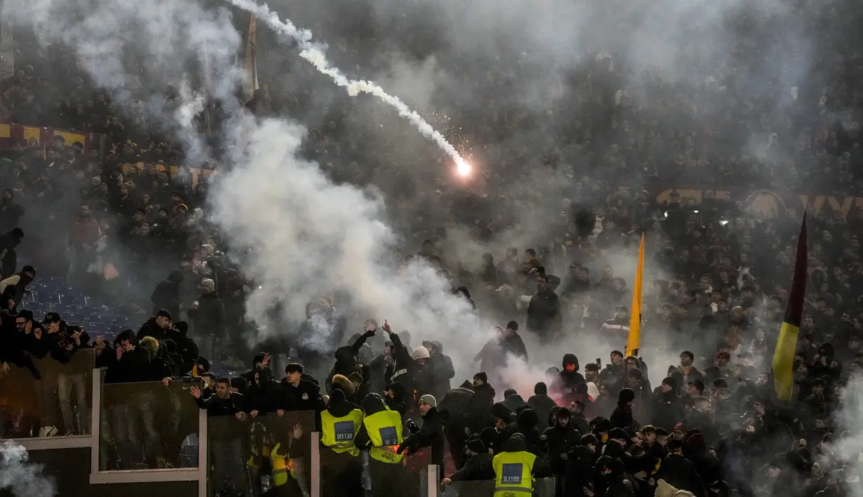 Bentrokan terjadi antara fans Lazio dan Roma sebelum duel bertajuk Derby della Capitale di perempat final Coppa Italia. (AP Photo/Gregorio Borgia)