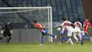 Gelandang timnas Peru, Yoshimar Yotun (19) mencetak gol ketiga untuk timnya ke gawang Paraguay pada perempat final Copa America 2021 di Estadio Olimpico Pedro Ludovico, Brasil, Sabtu (3/7/2021) dini hari WIB. Peru mengalahkan Paraguay dalam drama adu penalti dengan skor 4-3. (AP Photo/Eraldo Peres)