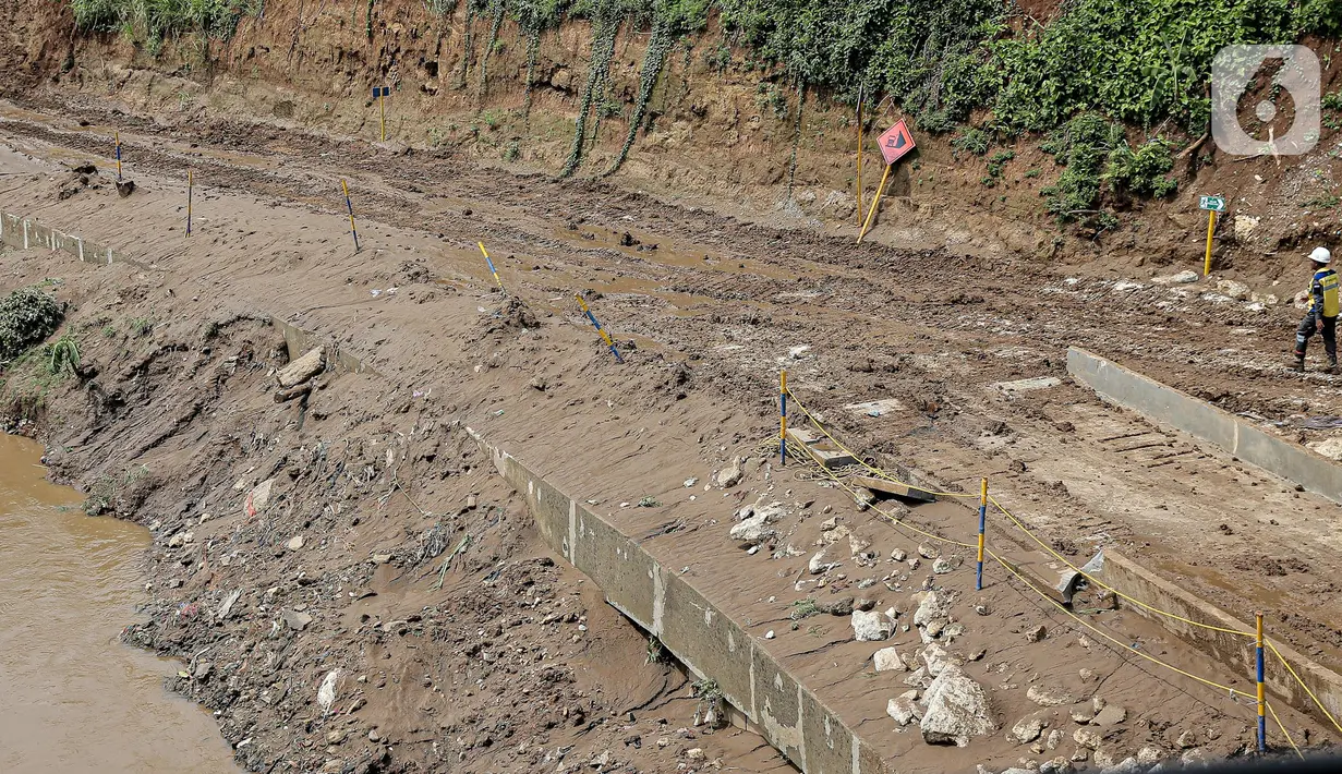 <p>Lokasi pembangunan saringan sampah di Kali Ciliwung pada segmen TB Simatupang di perbatasan Pasar Rebo, Jakarta, Rabu (12/10/2022). Pembangunan saringan sampah ini menghabiskan anggaran dengan total yang dikeluarkan senilai Rp 195 miliar. (Liputan6.com/Faizal Fanani)</p>