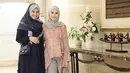 Kalau yang satu ini, Shireen sedang berfoto dengan Zaskia Adyamecca yang juga sedang mengandung. Lagi-lagi Shireen memilih warna gelap untuk busana dan hijabnya. (Instagram/shireensungkar)