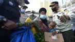 Petugas gabungan Satpol PP membawa warga yang terjaring razia Penyandang Masalah Kesejahteraan Sosial (PMKS) di kawasan Jakarta Timur, Rabu (13/4/2022).  Razia tersebut digencarkan selama bulan Ramadhan agar Jakarta menjadi kota tertib, teratur dan nyaman. (merdeka.com/Imam Buhori)
