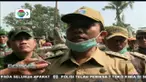Seorang warga terpaksa diamankan petugas saat dilakukannya penertiban bangunan liar di kawasan Cilincing, Jakarta Utara.