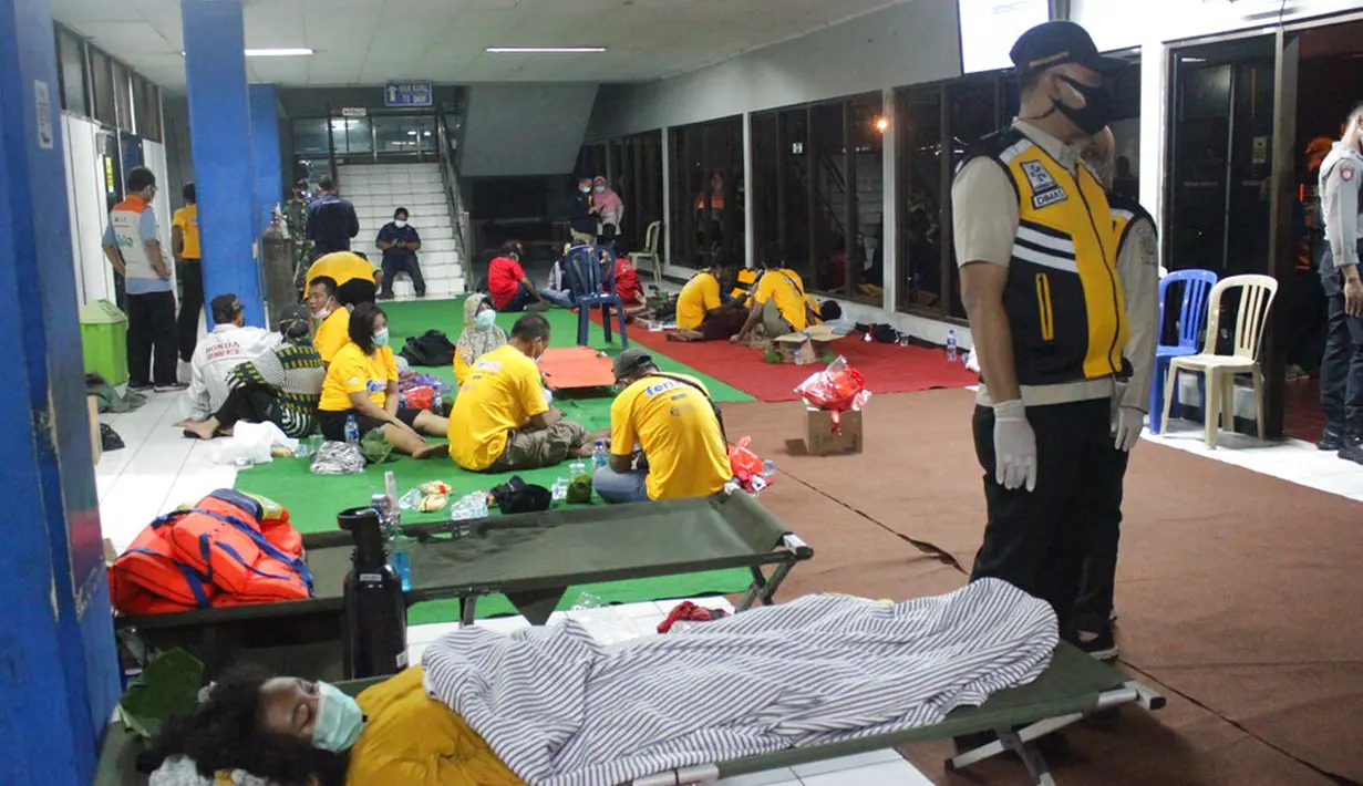 Korban selamat dari tenggelamnya kapal penumpang KMP Yunicee beristirahat setelah dievakuasi, Banyuwangi, Jawa Timur, Selasa (29/6/2021). KMP Yunicee tenggelam saat melakukan perjalanan dari Ketapang-Gilimanuk. (AP Photo/Fauzy Chaniago)