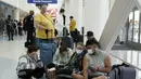 <p>Pelancong menunggu di area check-in di Bandara Internasional Los Angeles, Senin (25/4/2022). Seminggu sebelumnya, seorang hakim federal di Florida menolak persyaratan untuk memakai masker di bandara dan selama penerbangan. Aturan itu, yang dirancang untuk membatasi penyebaran COVID-19, akan berakhir pada 3 Mei. (AP Photo/Marcio Jose Sanchez)</p>