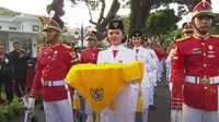 Paskibraka Nasional 2023 asal Sumatra Selatan (Sumsel) yang terpilih menjadi pembawa baki pada Upacara Penurunan Bendera Merah Putih di Istana Merdeka Jakarta. (Tangkapan Layar Youtube Sekretariat Presiden )