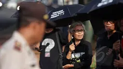 Para korban dan keluarga korban pelanggaran HAM berat masa lalu saat menggelar aksi Kamisan ke-384 di depan Istana Merdeka, Jakarta, Kamis (5/2/2015). (Liputan6.com/Faizal Fanani)