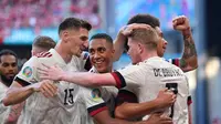 Para pemain Timnas Belgia merayakan gol yang dicetak Kevin de Bruyne ke gawang Denmark dalam lanjutan Euro 2020. (Stuart Franklin / POOL / AFP)