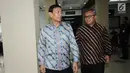 Menko Polhukam Wiranto (kiri) bersama Ketua KPU, Arief Budiman berjalan bersama menuju ruang pertemuan di Gedung KPU, Jakarta, Selasa (6/3). Pertemuan berlangsung sekitar satu jam dan tertutup. (Liputan6.com/Helmi Fithriansyah)