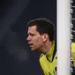 Kiper Juventus, Wojciech Szczesny bersiaga di tiang gawang dalam laga lanjutan Liga Italia Serie A 2020/21 pekan ke-17 melawan Sassuolo di Juventus Stadium, Minggu (10/1/2021). Juventus menang 3-1 atas Sassuolo. (AFP/Marco Bertorello)