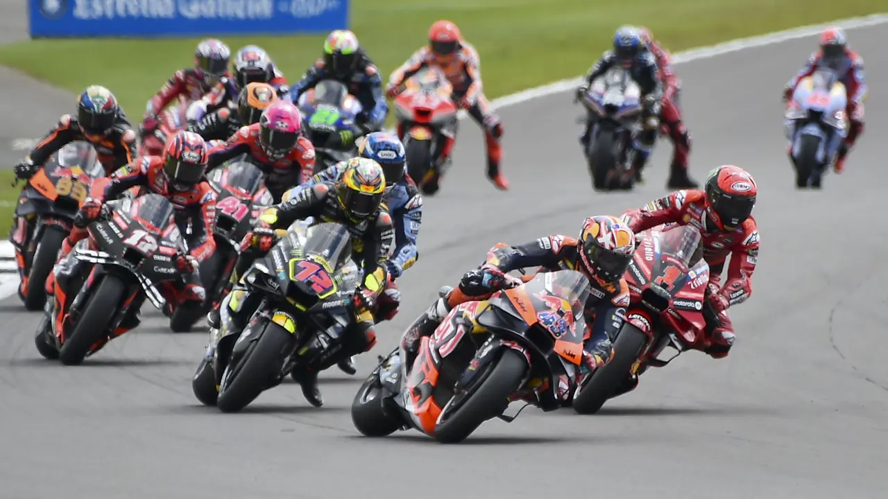 Foto: Duel Sengit Nan Seru di MotoGP Inggris, Aleix Espargaro Salip Pecco Bagnaia di Lap Akhir