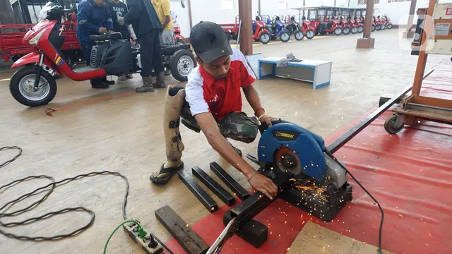 Merakit Motor untuk Penyandang Disabilitas