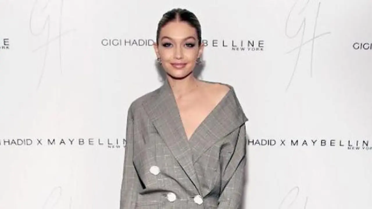 Mengejutkan, Gigi Hadid Pamer Bulu Ketiak