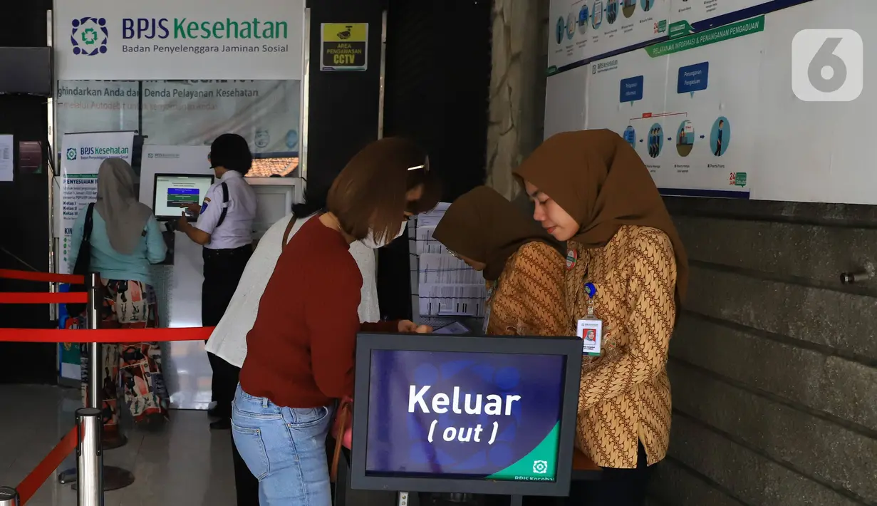 Petugas melayani peserta di Kantor BPJS Kesehatan, Jakarta, Selasa (10/3/2020). Mahkamah Agung (MA) membatalkan kenaikan iuran BPJS Kesehatan per 1 Januari 2020. (Liputan6.com/Angga Yuniar)