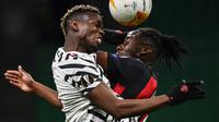 Pemain Manchester United, Paiul Pogba (kiri) berduel dengan pemain AC Milan, Souhaliho Meite pada leg kedua babak 16 besar Liga Champions 2020/2021, Jumat (19/03/2021) dini hari WIB. (Marco BERTORELLO / AFP)