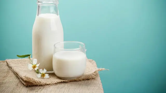 Kapan Waktu Terbaik Minum Susu? (Donot6 studio/shutterstock)