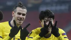 Penyerang Tottenham, Son Heung-min (kanan) berselebrasi dengan Gareth Bale usai mencetak gol ke gawang Wolfsberger AC pada leg pertama babak 32 besar Liga Europa di stadion Puskas Arena di Budapest, Hongaria, Jumat (19/2/2021). Tottenham menang telak atas Wolfsberger 4-1. (AP Photo/Laszlo Balogh)