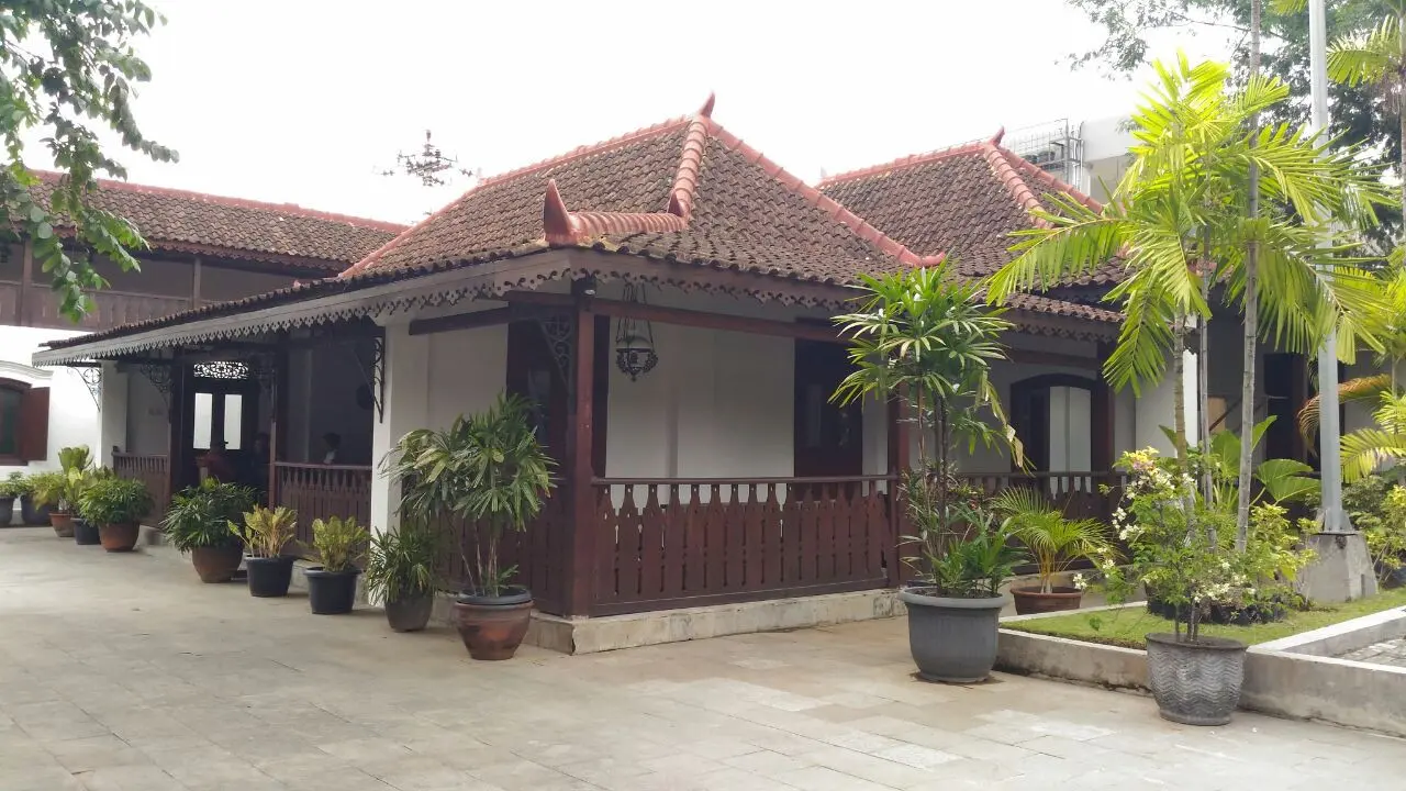 Rumah tenggelam milik seorang mister Keraton Surakarta itu nyaris rata dengan tanah saat proyek perluasan lahan parkir berlangsung. (Liputan6.com/Dinny Mutiah)