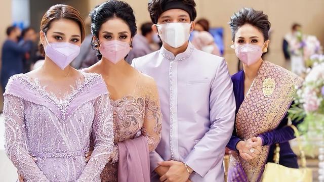 6 Potret Yuni Shara di Acara Lamaran Aurel Hermansyah dan Atta Halilintar