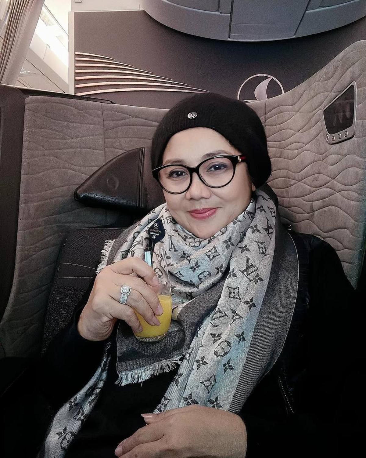 Pada kesempatan yang sama, Yora mengungkapkan bahwa Nikita sebenarnya merasa jenuh dengan pekerjaannya sebagai aktris. Namun Yora tidak menganggapnya sebagai masalah dan membiarkan Nikita untuk membuat keputusan sendiri.<br>