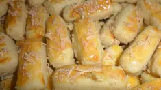 Kue kastengel menjadi salah satu makanan wajib pada saat lebaran. Kue ini memang terkenal sangat enak, renyah dan tidak mudah basi. (Istimewa)
