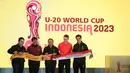 <p>(kiri ke kanan): Ketua Umum PSSI Erick Thohir, Pelatih Kepala Timnas Indonesia U-22 Indra Sjafri, Menteri Pemuda dan Olahraga Zainudin Amali, CEO PT JUARAGA Mochtar Sarman, dan publik figur Baim Wong&nbsp;saat launching merchandise resmi Piala Dunia U-20 2023 di Atrium Mall FX Sudirman, Senayan, Jakarta, Rabu (08/03/2023). (Bola.com/Bagaskara Lazuardi)</p>