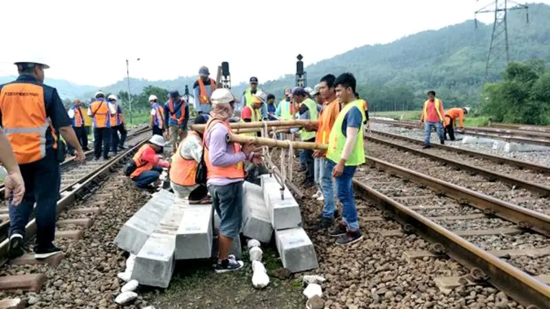 PT KAI Daop 5 Purwokerto persiapkan Alat Material untuk Siaga (AMUS) dan petugas untuk menangani gangguan perjalanan akibat kerusakan jalur. (Foto: Liputan6.com/Muhamad Ridlo)