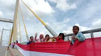 Bendera merah putih sepanjang 770 meter, membentang di Teluk Kendari saat perayaan HUT ke-77 RI.